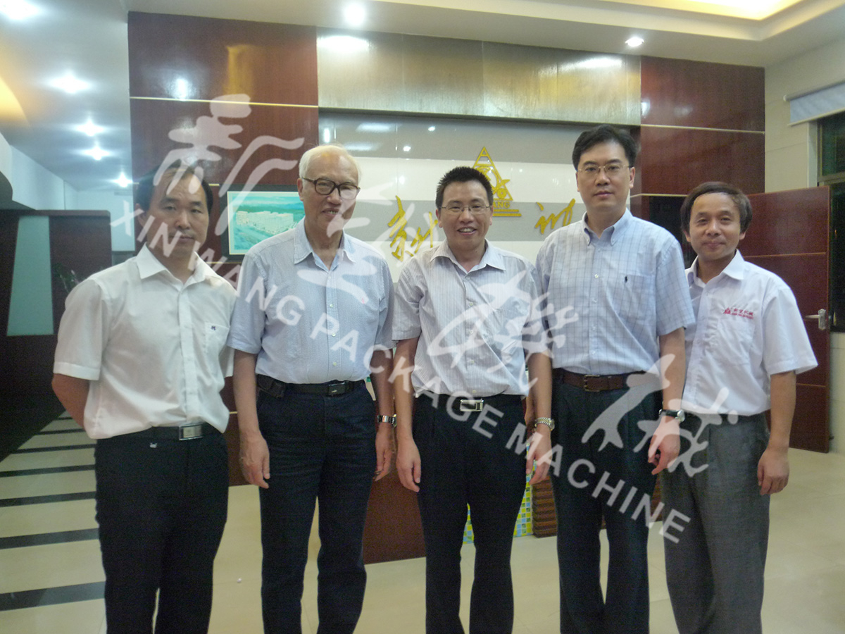 中國工程院院士段正澄、中國工程院院士、華中科技大學黨委書記邵新宇、廣東省智能機器人研究院院長張國軍一行蒞臨新望公司考察指導