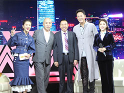 新望董事長羅永輝與著名歌星劉尊老師、汪正正老師、郭津彤老師、主持人雅琪在北京電視臺錄制節目現場親切合影